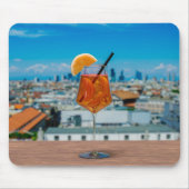 Spritz Cocktail auf einem Tisch mit Blick auf Mail Mousepad (Vorne)