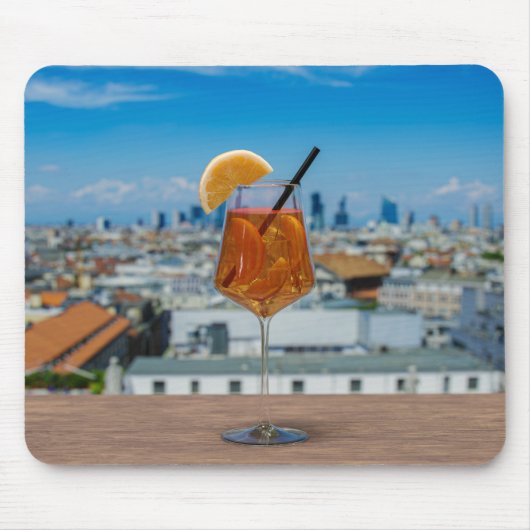 Spritz Cocktail auf einem Tisch mit Blick auf Mail Mousepad (Vorne)