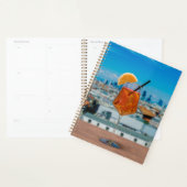 Spritz Cocktail auf einem Tisch mit Blick auf Mail Planer (Anzeige)