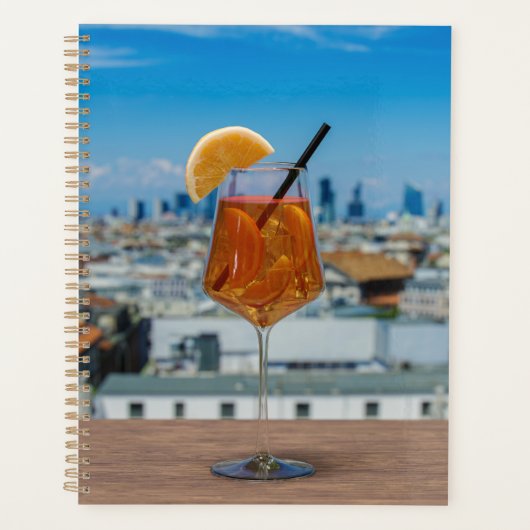 Spritz Cocktail auf einem Tisch mit Blick auf Mail Planer (Vorderseite)