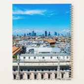 Spritz Cocktail auf einem Tisch mit Blick auf Mail Planer (Rückseite)