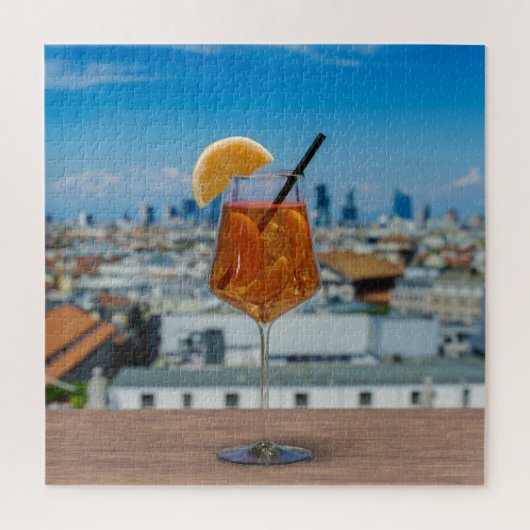 Spritz Cocktail auf einem Tisch mit Blick auf Mail Puzzle (Vertikal)