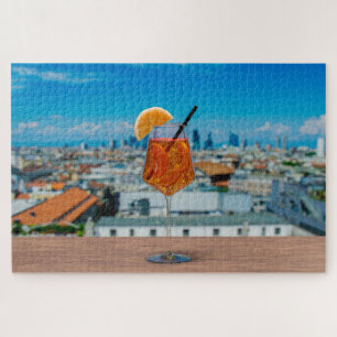 Spritz Cocktail auf einem Tisch mit Blick auf Mail Puzzle