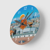 Spritz Cocktail auf einem Tisch mit Blick auf Mail Runde Wanduhr (Winkel)