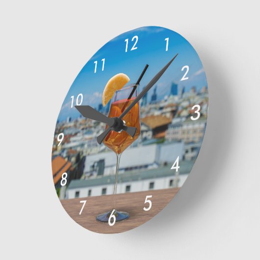 Spritz Cocktail auf einem Tisch mit Blick auf Mail Runde Wanduhr (Winkel)