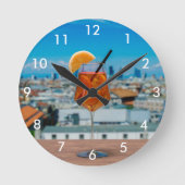 Spritz Cocktail auf einem Tisch mit Blick auf Mail Runde Wanduhr (Vorderseite)