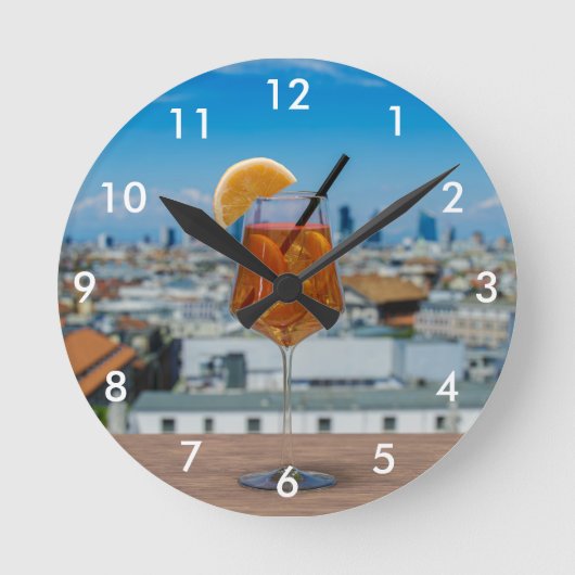 Spritz Cocktail auf einem Tisch mit Blick auf Mail Runde Wanduhr (Vorderseite)