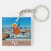 Spritz Cocktail auf einem Tisch mit Blick auf Mail Schlüsselanhänger (Rückseite)