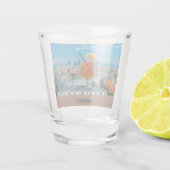 Spritz Cocktail auf einem Tisch mit Blick auf Mail Schnapsglas (Rückseite)