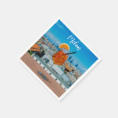 Spritz Cocktail auf einem Tisch mit Blick auf Mail Serviette (Ecke)