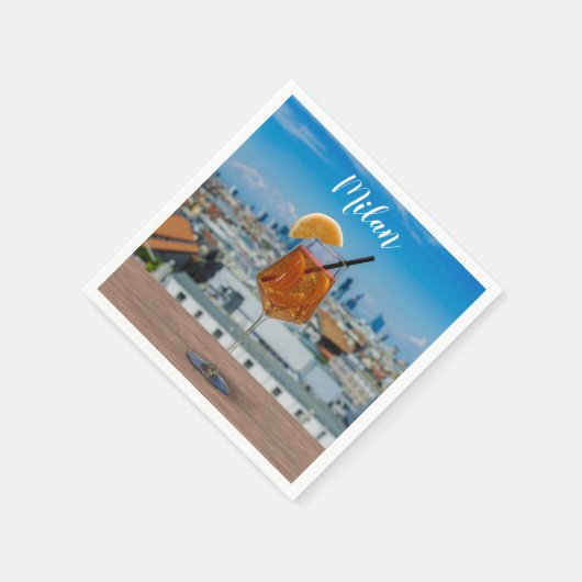 Spritz Cocktail auf einem Tisch mit Blick auf Mail Serviette (Ecke)