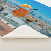 Spritz Cocktail auf einem Tisch mit Blick auf Mail Sherpadecke (3/4)