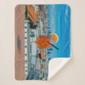 Spritz Cocktail auf einem Tisch mit Blick auf Mail Sherpadecke (Vorderseite)