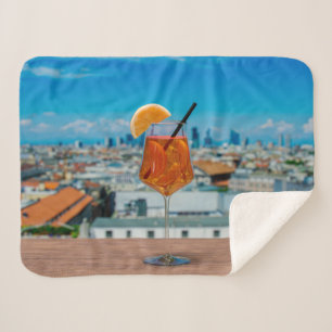 Spritz Cocktail auf einem Tisch mit Blick auf Mail Sherpadecke