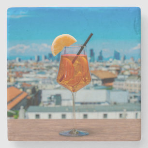 Spritz Cocktail auf einem Tisch mit Blick auf Mail Steinuntersetzer