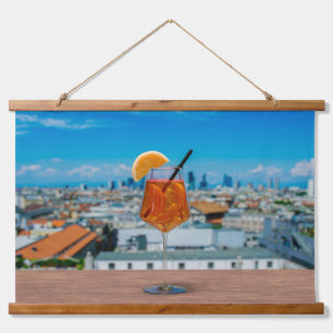 Spritz Cocktail auf einem Tisch mit Blick auf Mail Wandteppich Mit Holzrahmen