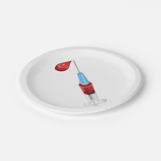 Spritze mit rotem Tropfen Pappteller (Schrägansicht)