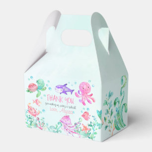 Spritzen unter dem geschenkschachtel