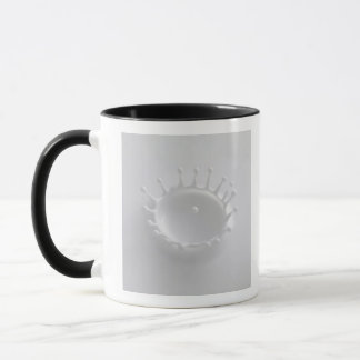 Spritzen von Milch Tasse