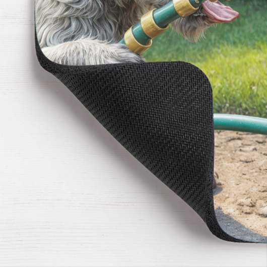 Spritzen von Wasser mit Gartenschlauch Mousepad (Ecke)