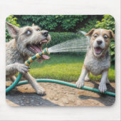 Spritzen von Wasser mit Gartenschlauch Mousepad (Vorne)