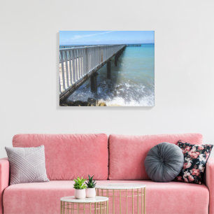 Spritzende Wellen auf dem Pier-Design Leinwanddruck