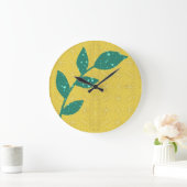 Spritzer Grünes Blatt auf der gelben Blumenallee Große Wanduhr (Zuhause)