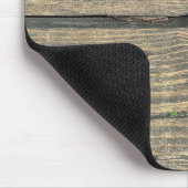 Spritzer von Vogelabfällen auf gewittertem Holz Mousepad (Ecke)