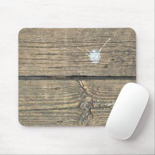 Spritzer von Vogelabfällen auf gewittertem Holz Mousepad