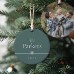 Spruce Green | Einfaches Minimal Bow-Foto Keramik Ornament<br><div class="desc">Der süße und einfache Weihnachtsschmuck ist minimalistisch gestaltet,  mit Ihrem Familiennamen und dem Jahr in sauberer,  klassischer Serifenschrift auf festlichem Fichtengrün. Ein kleiner Bogen durch die Mitte vervollständigt das Design. Fügen Sie der Rückseite ein Foto hinzu.</div>