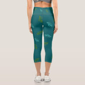 Spruce Twigs - Auf einem Wald Capri Leggings (Rückseite)