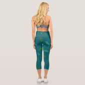 Spruce Twigs - Auf einem Wald Capri Leggings (Rückseite)