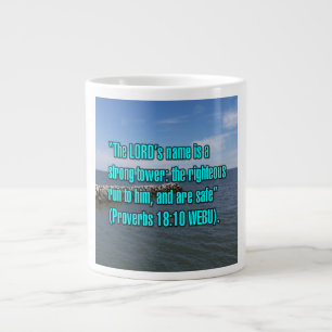 Sprüche 18:10 WEBU Tasse