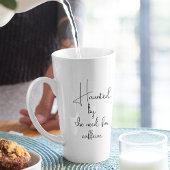 Spuk durch das kaffeeweiße Halloween Milchtasse