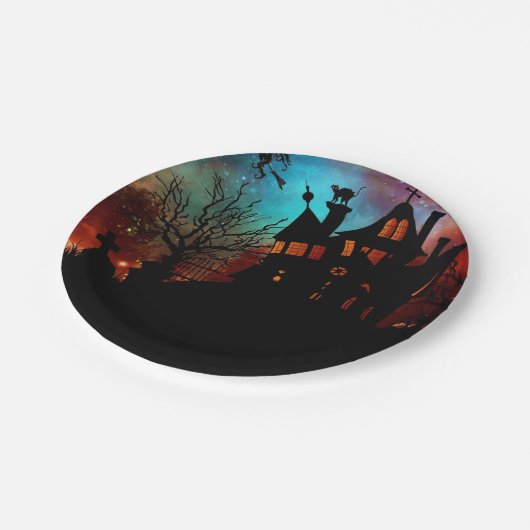 Spuk Haus auf einem Hügel Pappteller (Schrägansicht)