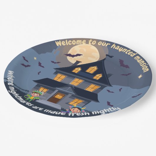 Spuk Haus um Mitternacht Pappteller (Schrägansicht)