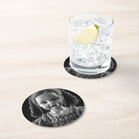 Spuk Puppe in Schwarz/Weiß-Untersetzer Runder Pappuntersetzer (Vor Ort)