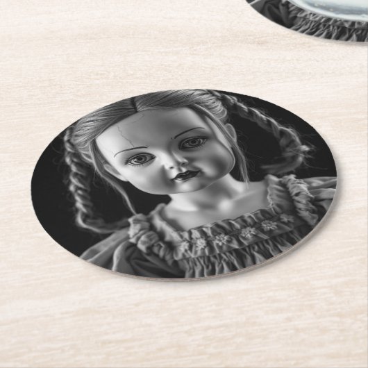 Spuk Puppe in Schwarz/Weiß-Untersetzer Runder Pappuntersetzer (Angewinkelt)