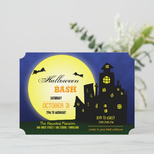 Spuk Schloss Halloween Bash| Fledermäuse| Mond Einladung (Stehend Vorderseite)