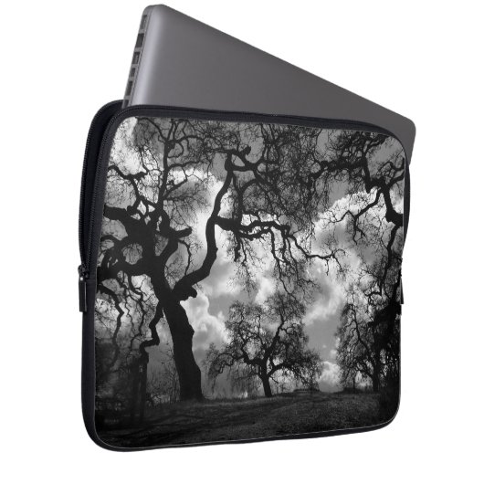 Spuk Schwarzweiss-Bäume Laptopschutzhülle (Vorne Rechts)