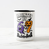 Spuk von 67 - Beängstigend Ghost und Pumpkin Hallo Zweifarbige Tasse (Mittel)