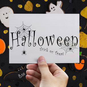 Spukhafte Eleganz: Halloween-Spinnennetz-Design Postkarte