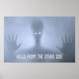 Spukiger Außerirdischer im Nebel Hallo von der and Poster