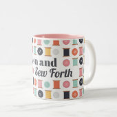 Spulen des Fadens und der nähenden KnöpfeCrafters Zweifarbige Tasse (VorderseiteRechts)