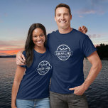 Squam Lake NH personalisierte Stadt, Name und Anke T-Shirt<br><div class="desc">Squam Lake, New Hampshire nautische Anker Design ist personalisiert mit Ihrer Stadt (wie Moultonborough, Center Harbour, Holderness etc.) und Ihrem Namen (oder löschen). Dieses Retro-Design im Vintagen Stil zeichnet sich durch einen weißen Kreis, Anker, knisternde Paddeln und ein feines Banner aus, das den Squam Lake liest. Ideal für Bootfans oder...</div>