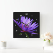 Square Clock, Dunkle Seite der Lila Wasserlilie Quadratische Wanduhr (Zuhause)