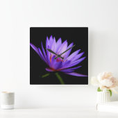 Square Clock, Dunkle Seite der Lila Wasserlilie Quadratische Wanduhr (Zuhause)