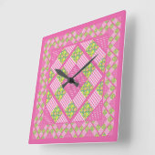 Square Clock: Rosa: Primrosen, Polka Dots, Gingham Quadratische Wanduhr (Winkel)