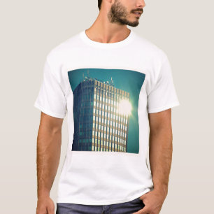 Square Foto - Sun auf einem Gebäude T-Shirt
