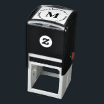 Square Monogram Briefmarke mit Ober- und Unterlini Permastempel<br><div class="desc">Ihr Monogramm und zwei Textzeilen markieren diese quadratische selbstfarbige Briefmarke.</div>